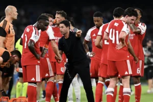 HLV Mikel Arteta chu dong tao nghich canh de ren luyen cac cau thu Arsenal