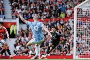 Haaland bức xúc vì bị VAR nghi việt vị và kỷ lục mới trong derby Manchester