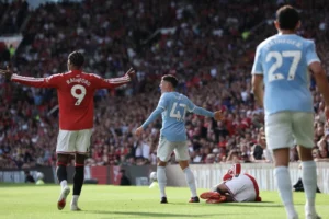 HLV Man City: Bruno Fernandes cũng đáng nhận thẻ đỏ như Phil Foden