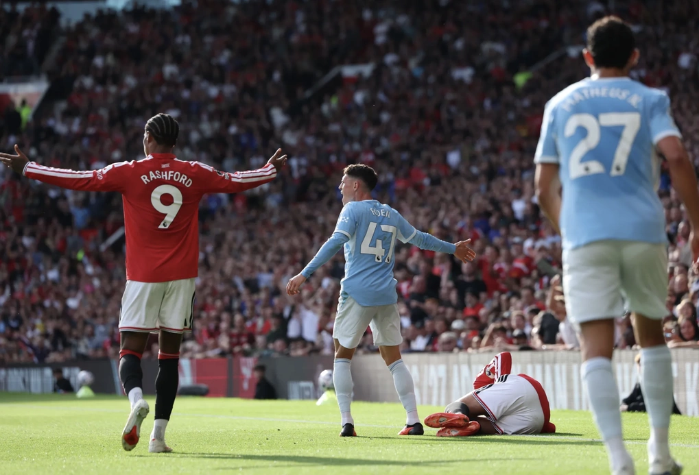 HLV Man City: Bruno Fernandes cũng đáng nhận thẻ đỏ như Phil Foden