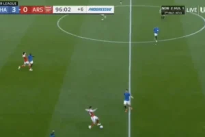 Tranh cãi việc Declan Rice thoát thẻ đỏ trong trận thua của Arsenal trước Brighton