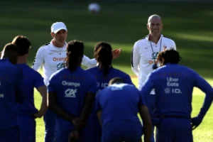 Kylian Mbappe ví việc Zinedine Zidane dẫn dắt đội tuyển Pháp như một bộ phim