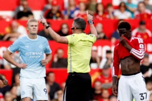 Tổ trọng tài VAR trận derby Manchester bị đình chỉ công tác sau sai sót bàn thắng