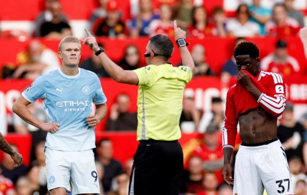 Tổ trọng tài VAR trận derby Manchester bị đình chỉ công tác sau sai sót bàn thắng