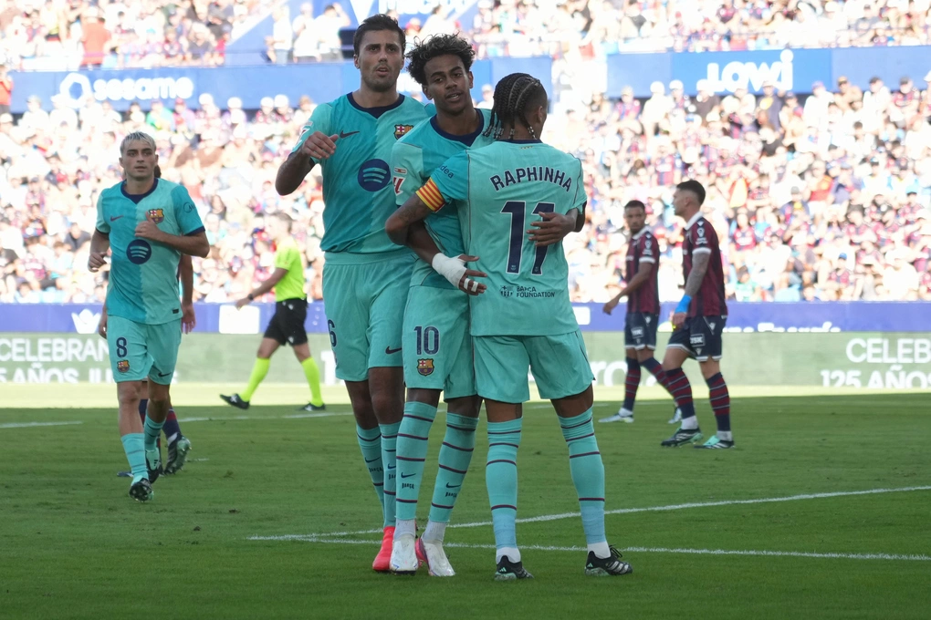 Yamal lập cú đúp, Barca thắng kịch tính Levante tại La Liga