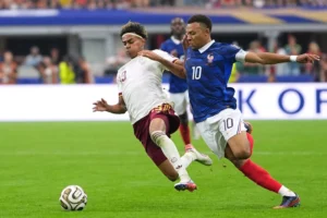 Yamal đáp trả Mbappe trong cuộc đua Quả Bóng Vàng 2026