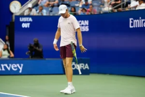 Michelsen bật khóc trên vai Tiafoe sau trận thua ngược đáng tiếc tại Mỹ Mở rộng 2026