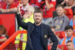 Michael Carrick mỉa mai chờ lời xin lỗi từ trọng tài sau trận Man Utd thua Man City