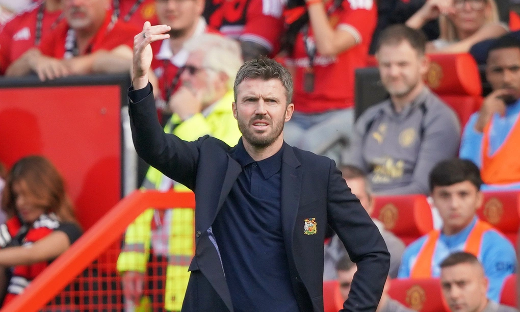 Michael Carrick mỉa mai chờ lời xin lỗi từ trọng tài sau trận Man Utd thua Man City