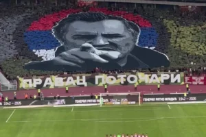Trận Derby Vĩnh Cửu của bóng đá Serbia bị phủ bóng đen vì hoạt động tưởng niệm tội phạm chiến tranh