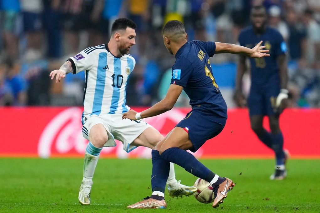 Cựu trung vệ Samuel Umtiti so sánh phát ngôn Quả Bóng Vàng 2026 của Mbappe và Messi