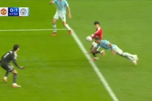 Ban trọng tài Anh thừa nhận sai lầm trong trận Man City thắng Man Utd