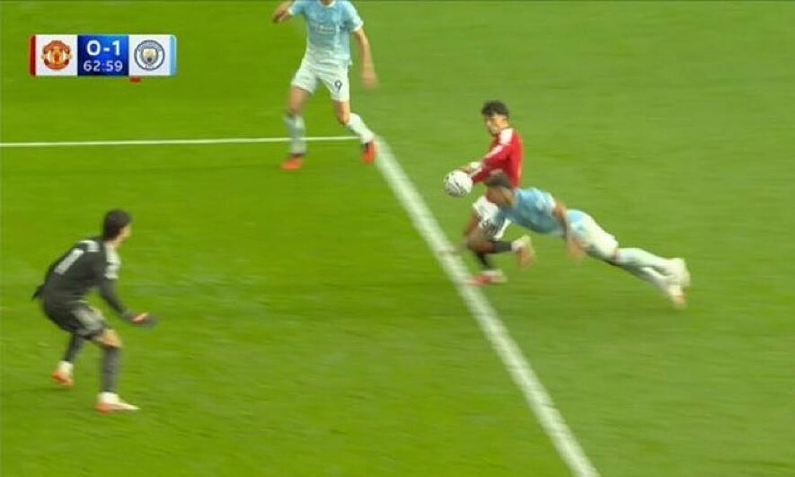 Ban trọng tài Anh thừa nhận sai lầm trong trận Man City thắng Man Utd