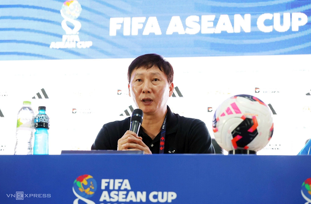 HLV Kim Sang-sik: Tôi xấu hổ vì tuyển Việt Nam không ghi bàn trước Thái Lan