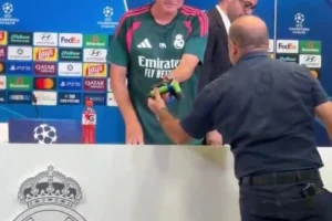 Vì sao HLV Jose Mourinho được nhà báo tặng vòi phun nước?