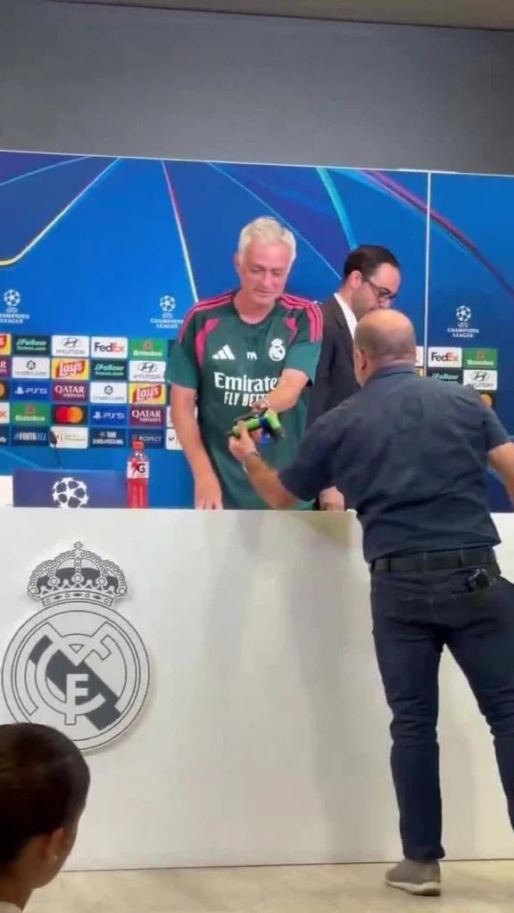 Vì sao HLV Jose Mourinho được nhà báo tặng vòi phun nước?