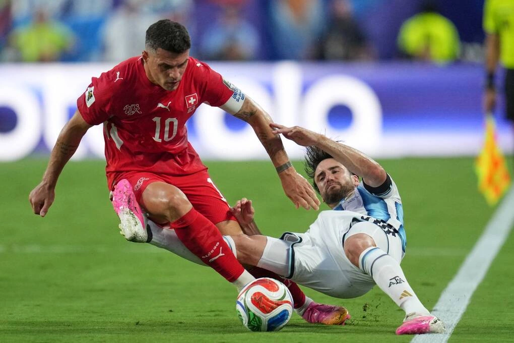 Cựu thủ quân Arsenal Granit Xhaka thừa nhận làm giả giấy tờ tiêm vaccine Covid-19