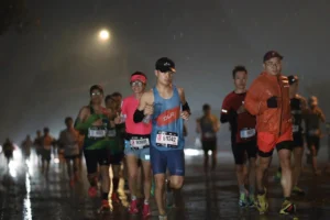Bí quyết bù nước và điện giải khi chạy bộ dưới mưa tại VnExpress Marathon Quy Nhơn 2026