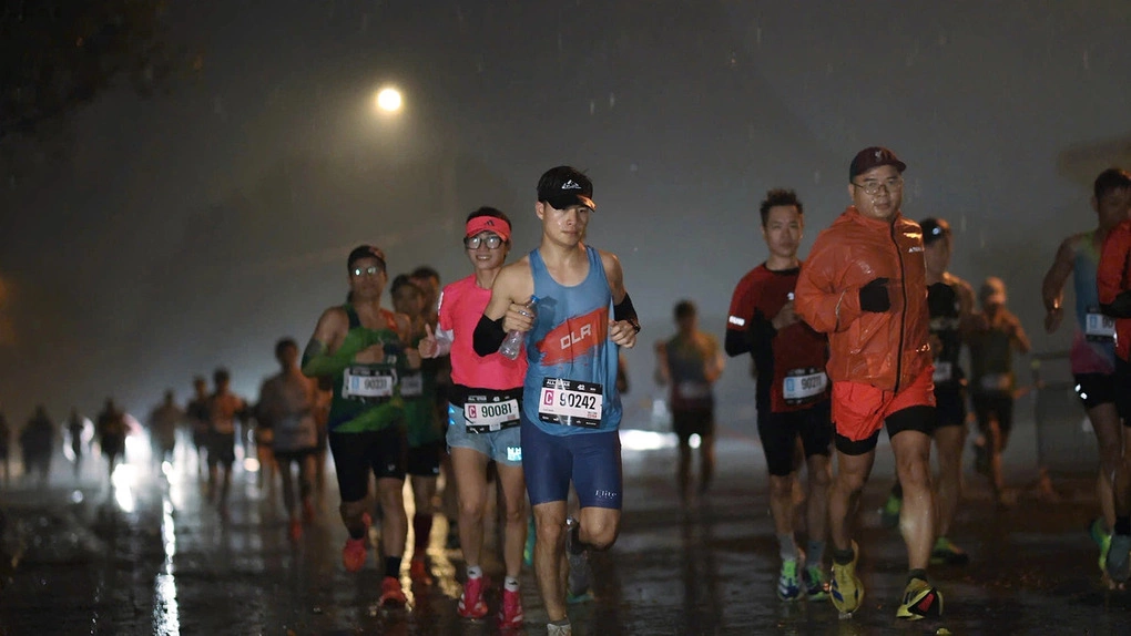 Bí quyết bù nước và điện giải khi chạy bộ dưới mưa tại VnExpress Marathon Quy Nhơn 2026