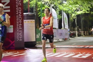 Runner 52 tuổi Đặng Quang Hưng lập kỷ lục hai sub3 liên tiếp tại Hải Phòng
