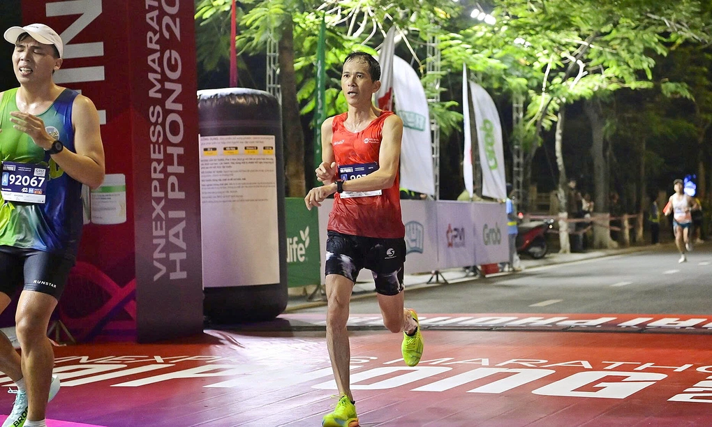 Runner 52 tuổi Đặng Quang Hưng lập kỷ lục hai sub3 liên tiếp tại Hải Phòng
