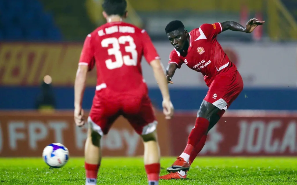 Trận đấu V-League vỡ vụn vì VAR và các quyết định bẻ còi của trọng tài