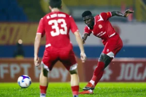 Trận đấu V-League vỡ vụn vì VAR và các quyết định bẻ còi của trọng tài