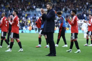 Gary Neville cảnh báo HLV Michael Carrick nguy cơ mất ghế tại Man Utd vào tháng 1
