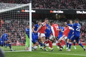 Arsenal áp sát đỉnh bảng Ngoại hạng Anh sau chiến thắng trước Everton