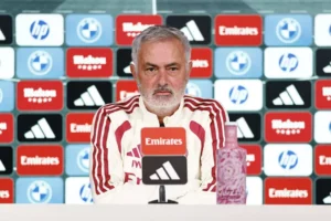 Mourinho tự tin tuyên bố Real Madrid sẽ giành danh hiệu trước đại chiến Barca
