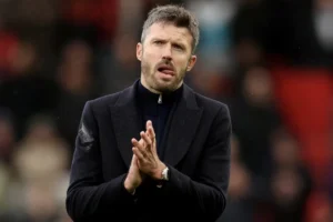 Michael Carrick bất ngờ và xúc động khi được CĐV Man Utd hát vang tên sau trận thua Bournemouth