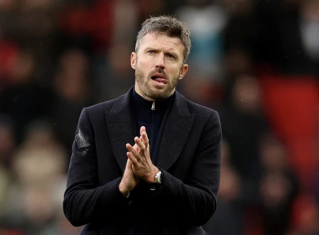 Michael Carrick bất ngờ và xúc động khi được CĐV Man Utd hát vang tên sau trận thua Bournemouth