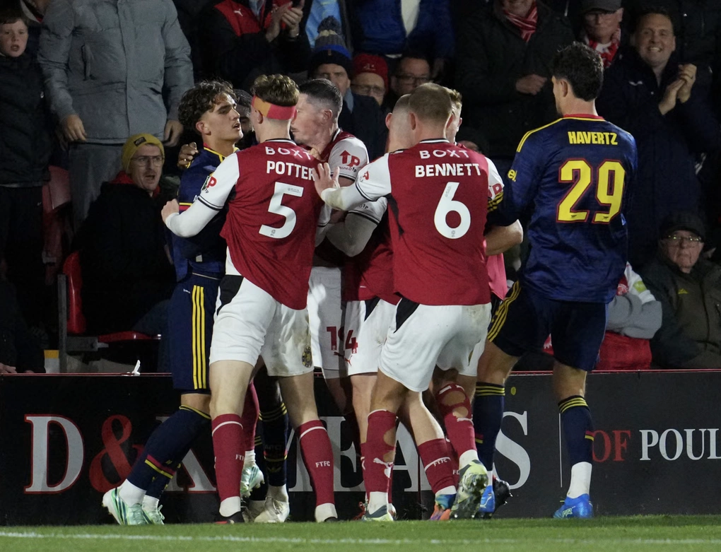 Arteta bị chỉ trích vì cách đối xử với thần đồng 16 tuổi của Arsenal