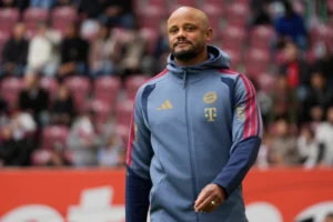 HLV Vincent Kompany ngã gục tại sân tập Bayern Munich và phải nhập viện