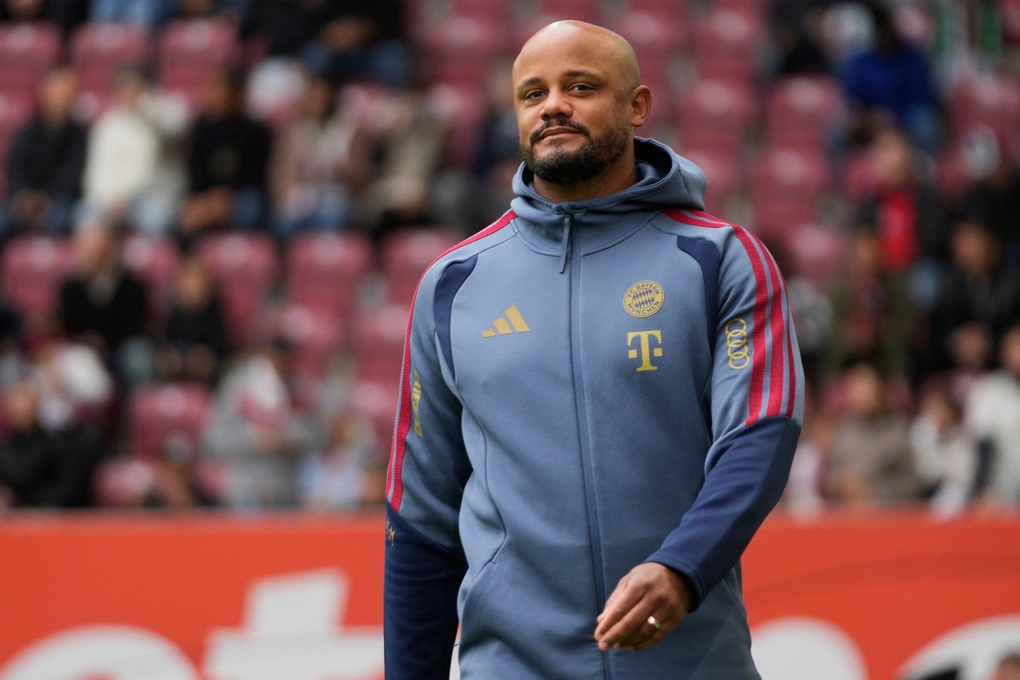 HLV Vincent Kompany ngã gục tại sân tập Bayern Munich và phải nhập viện