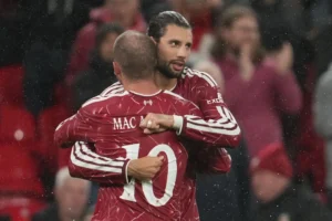 Carragher: Man Utd, Liverpool chịu áp lực lớn vì án của Man City