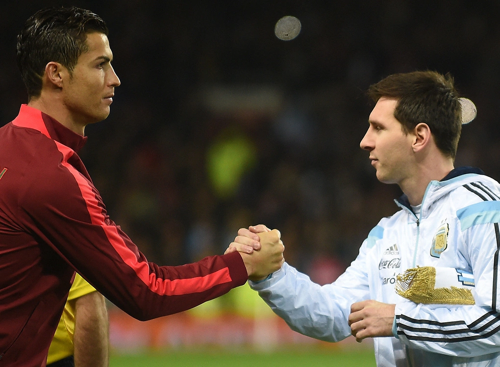 Cristiano Ronaldo áp đảo Lionel Messi trong cuộc bình chọn Quả Bóng Vàng hay nhất lịch sử
