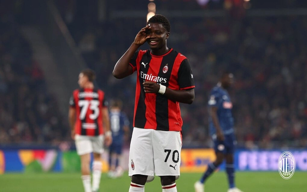 Alphadjo Cisse lập kỷ lục lịch sử, đưa AC Milan đè bẹp RB Salzburg