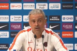 HLV Luis Enrique đáp trả hài hước: ‘Dembele là sếp ở PSG, muốn nghỉ phép thì cứ nghỉ’