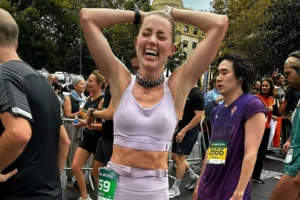 Amber Heard đạt mốc sub 1h40 ngay trong lần đầu chạy half marathon tại Tây Ban Nha