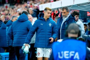 Cristiano Ronaldo rời đại bản doanh đội tuyển Bồ Đào Nha