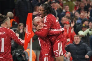 Liverpool thắng ngược Villarreal 4-3 đầy cảm xúc tại Champions League