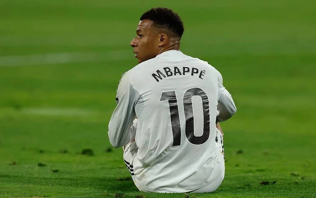Real Madrid chao đảo vì Kylian Mbappe: Sóng gió phòng thay đồ và áp lực truyền thông