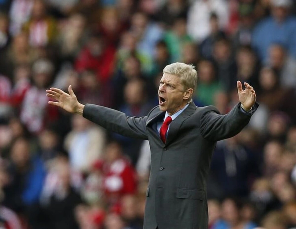 Arsene Wenger và những cáo buộc tài chính nhắm vào Man City từ 15 năm trước