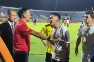 HLV Harry Kewell nhận thẻ đỏ, Hà Nội FC phẫn nộ với trọng tài sau trận thua Đà Nẵng
