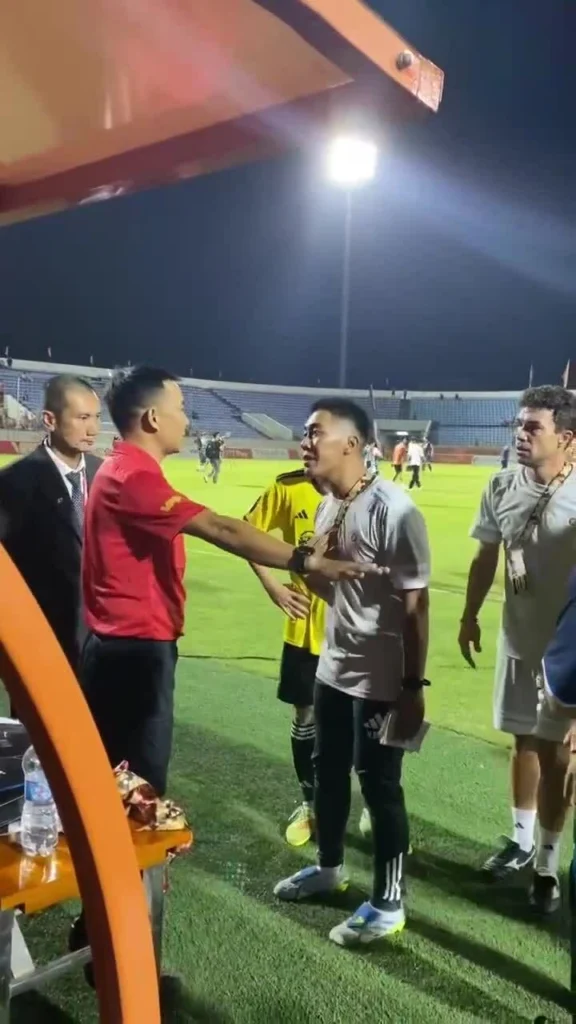 HLV Harry Kewell nhận thẻ đỏ, Hà Nội FC phẫn nộ với trọng tài sau trận thua Đà Nẵng