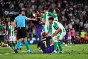 Facundo Bernal nhận án treo giò bốn trận vì húc đầu Lamine Yamal tại La Liga