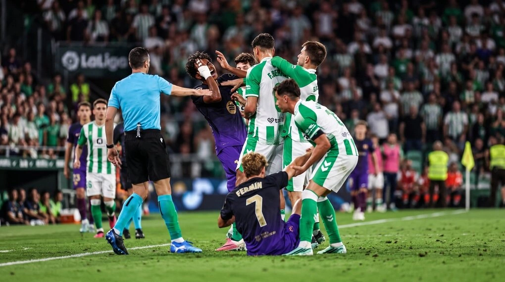 Facundo Bernal nhận án treo giò bốn trận vì húc đầu Lamine Yamal tại La Liga