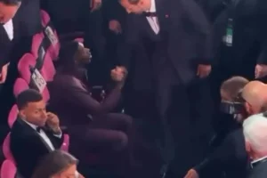 Kylian Mbappe và Ousmane Dembele vấp tranh cãi vì ứng xử với Harry Kane tại Quả Bóng Vàng