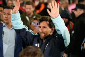 Tương phản giữa Messi và Ronaldo trong ngày chia tay đội tuyển
